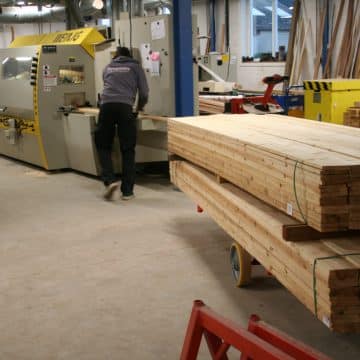 Productie van exclusieve houten gootlijsten, gootklossen en boeidelen.