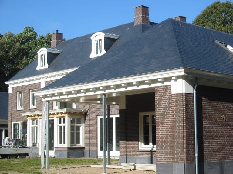 Woonvilla met exclusieve houten gootlijsten, gootklossen en boeidelen op een unieke locatie